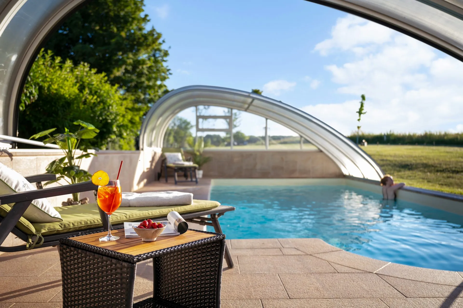 Überdachter Pool mit Liegen und Aperitif auf dem Beistelltisch