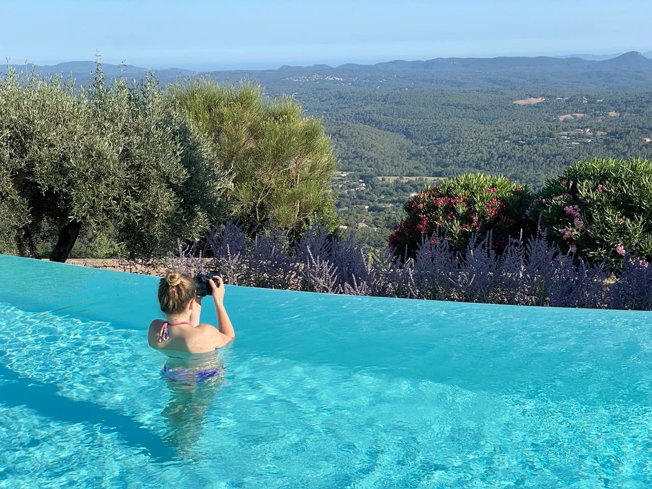 Ivy Stenzel bei einem Hospitality-Fotografie-Shooting im Pool mit der Kamera
