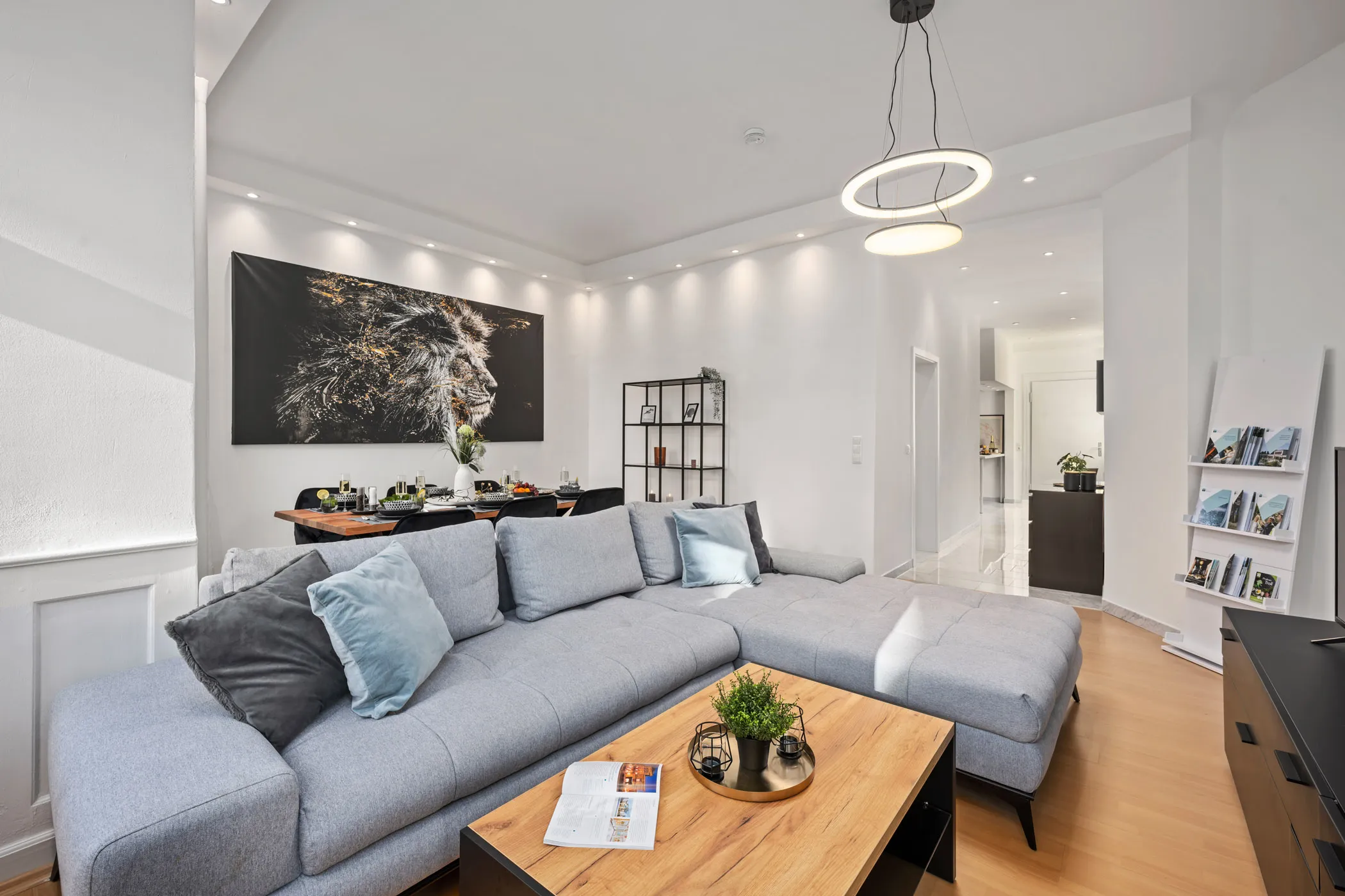 Wohnbereich mit Sofa und Löwenmotiv an der Wand