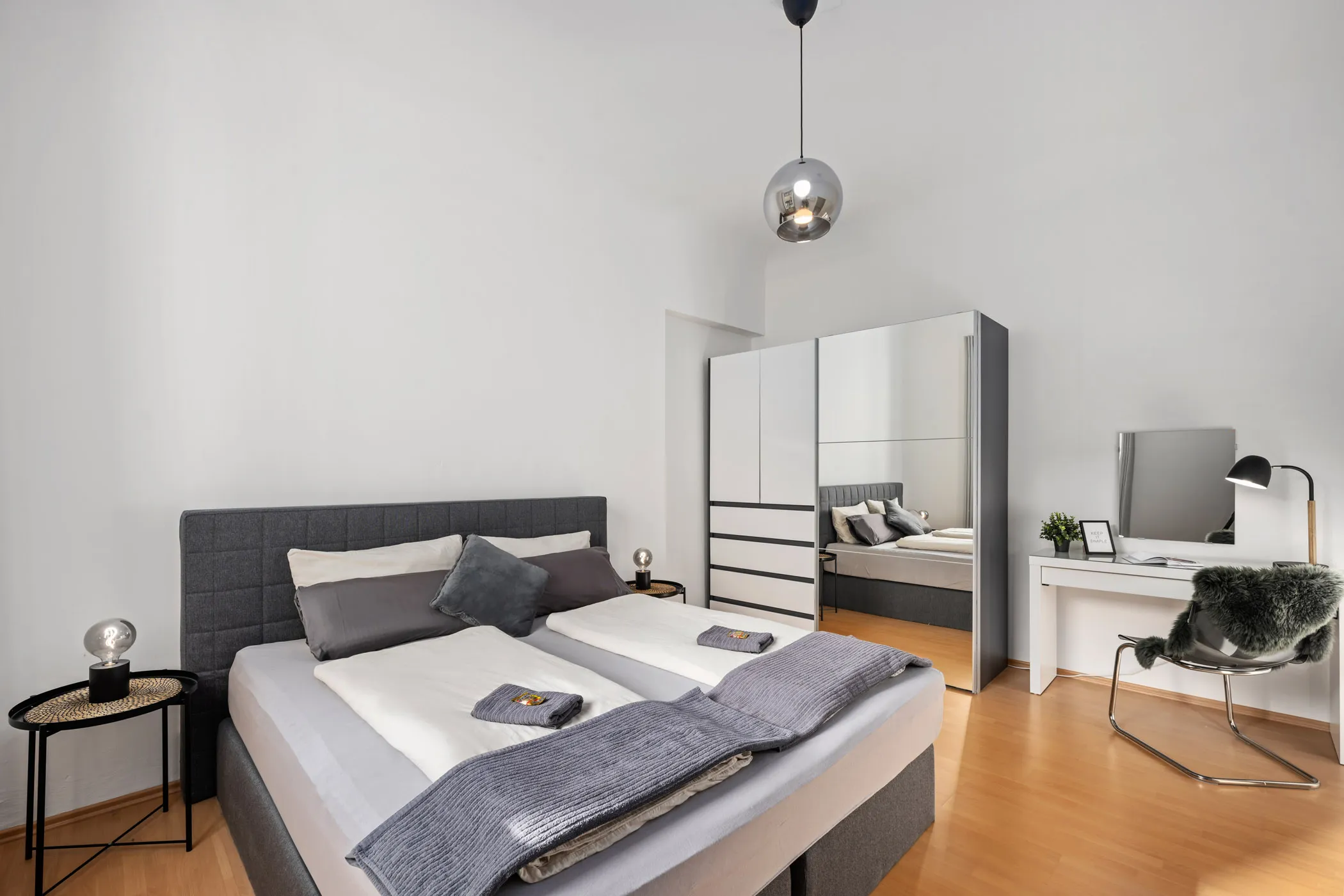 Schlafzimmer mit Spiegelschrank und Schreibtisch