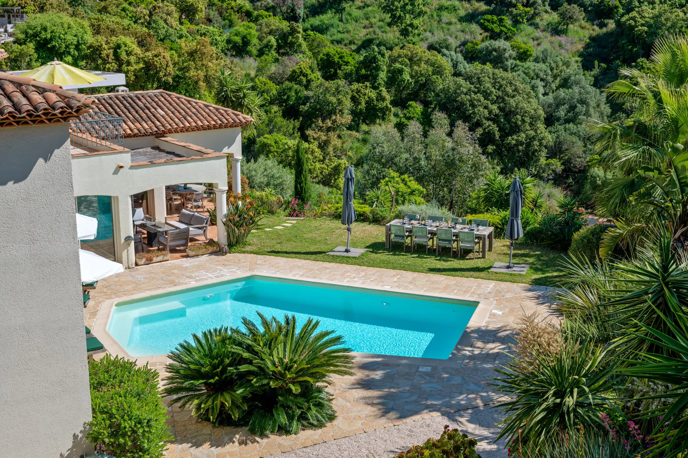 Blick von oben auf Pool, Terrasse und Garten