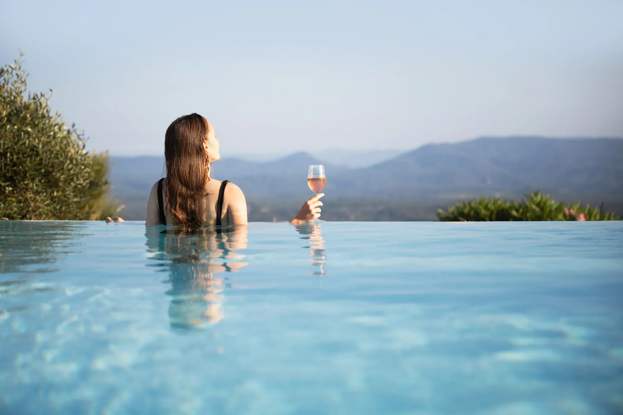Immobilienfotografie von Ferienwohnungen Infinitypool mit Getränk genießen