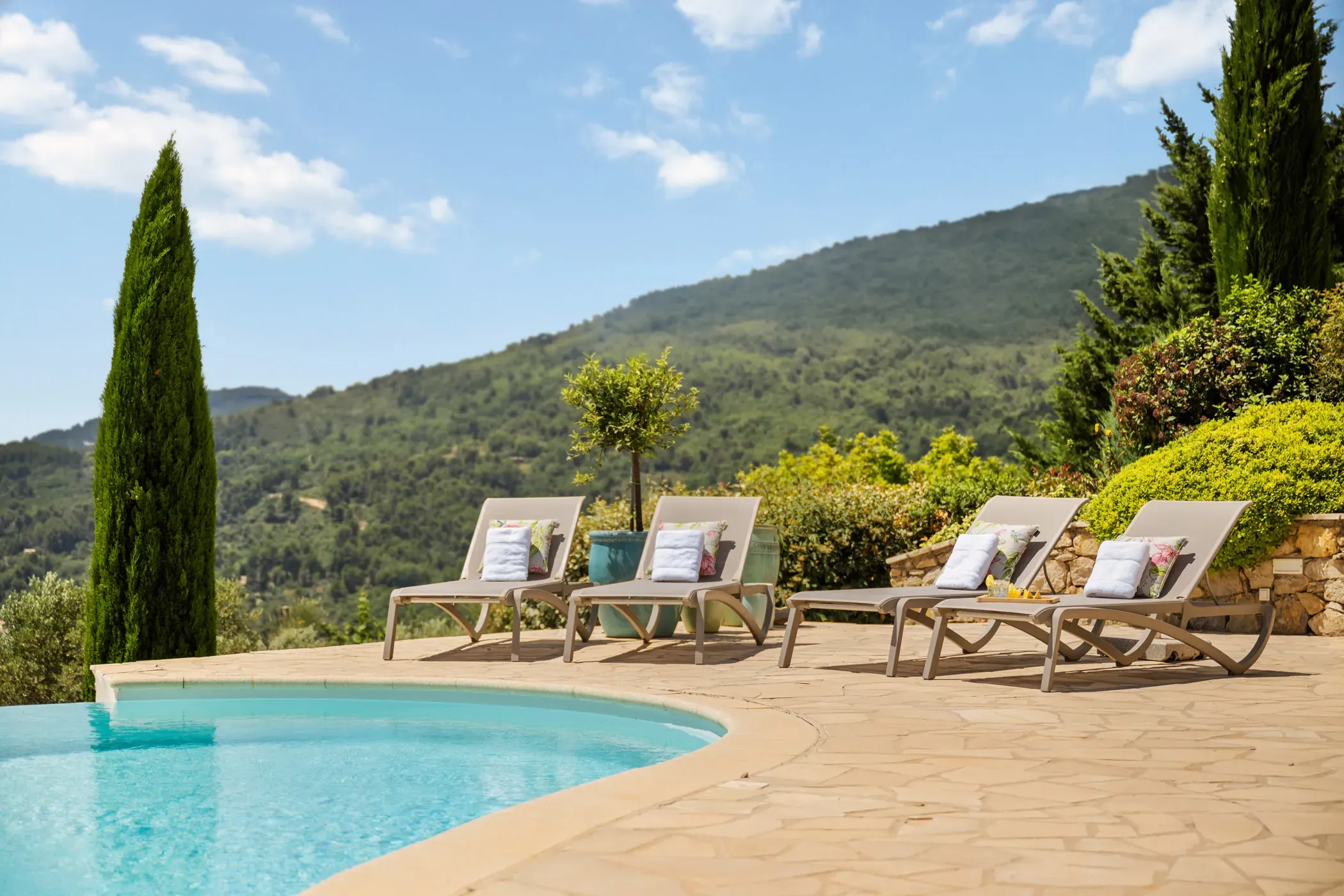 Immobilienfotografie von Ferienwohnungen Pool mit gemütlichen Liegen in Frankreich