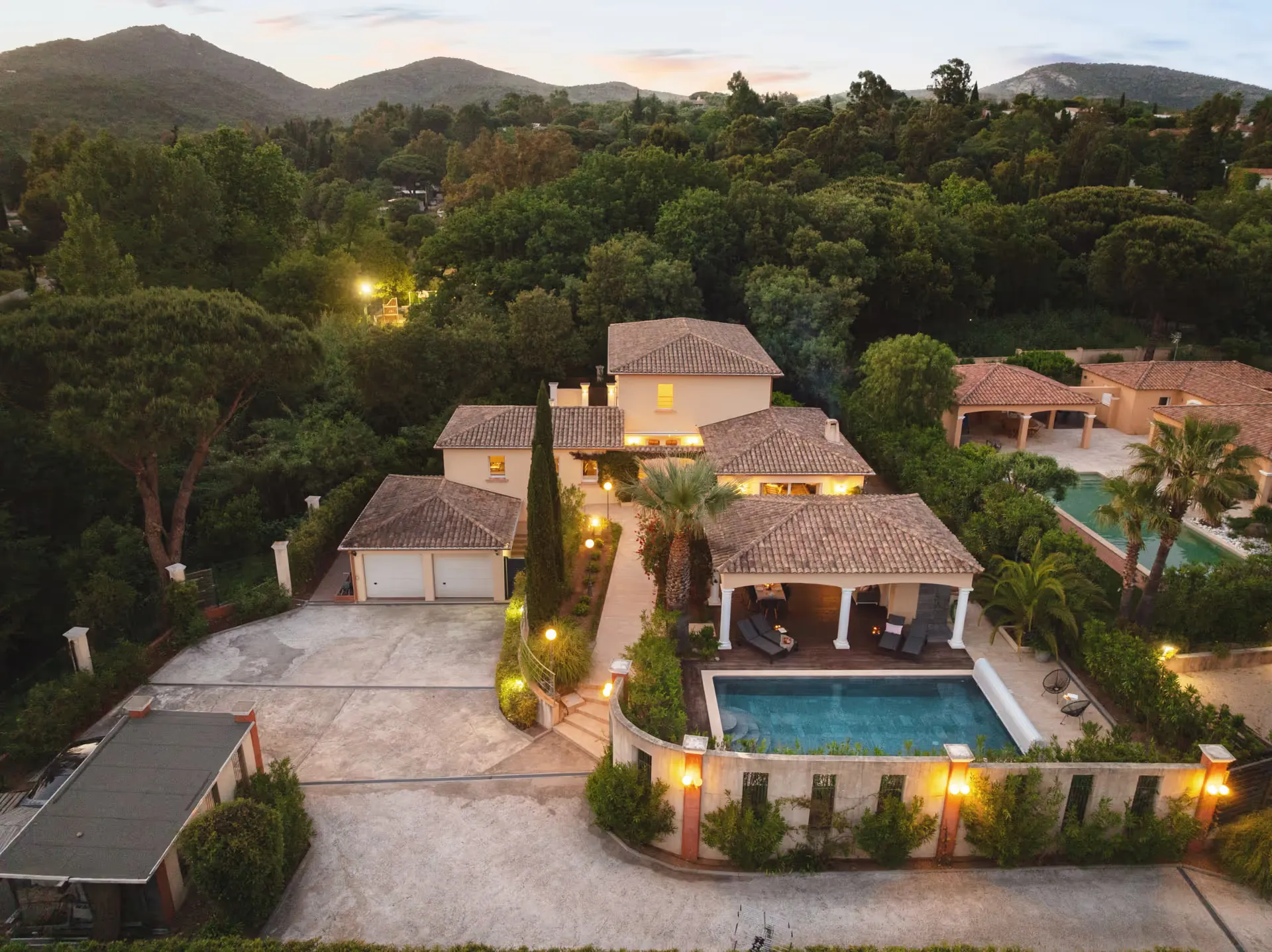 Luftaufnahme der Villa mit Pool in der Dämmerung
