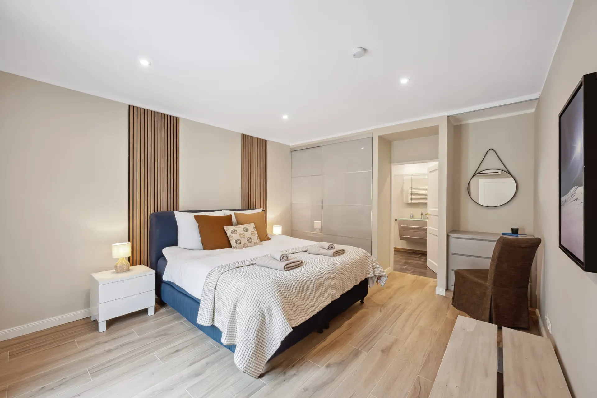 Schlafzimmer mit Blick ins Bad